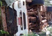 Caminhão carregado com soja tomba próximo a ponte do Rio Colorado