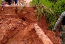 Rompimento de barragem causa destruição e deixa famílias isoladas