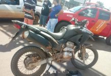 Motoqueiro colide com carro em semáforo que não funciona há meses em Cerejeiras