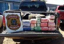 PF prende dois homens transportando 51 quilos de cocaína dentro de pneu de caminhonete