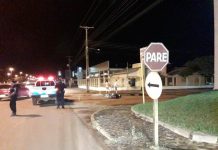 Motociclista é socorrida ao hospital após ser atingida por carro em cruzamento