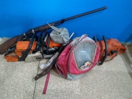 Polícia apreende armas de fogo e motosserras durante reintegração de posse; três pessoas foram conduzidas à delegacia