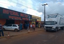 Carro invade oficina ao ser atingido por caminhão e cliente quase é atropelado