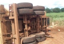 Carreta carregada com cascalho tomba próximo a Corumbiara