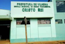 Pais reclamam proibição de crianças levarem garrafinhas de água para a escola; diretoria explica