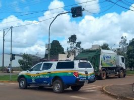 Caminhão a serviço do SAAE se choca contra traseira de carro ao sair de semáforo