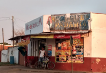 Bandidos rendem funcionária de mercado no Jardim América e roubam dinheiro do caixa