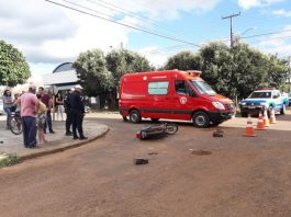 Motoqueiro é socorrido ao hospital após acidente em cruzamento sinalizado