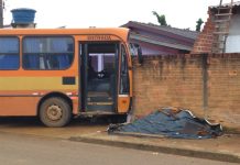Em Vilhena, motorista perde controle de ônibus escolar e bate em muro de casa; um aluno sofreu escoriações leves