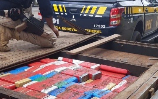 PRF apreende mais de 157 quilos de cloridrato de cocaína escondidos em carroceria de caminhonete
