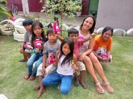 Crianças recebem kits de Páscoa em ação promovida por projeto comunitário de Vilhena