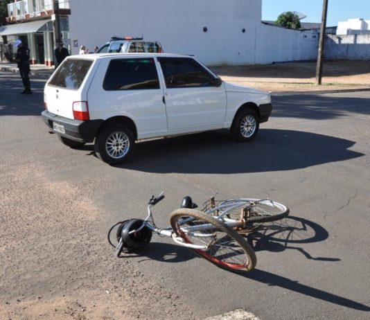 Ciclista na contramão se envolve em acidente no centro de Vilhena