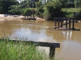 Eyder Brasil firma compromisso com populares para reconstruir ponte de área rural de Ji-Paraná