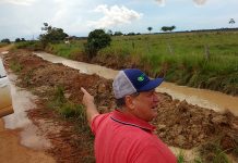 Prefeito acompanha obras de recuperação de estradas vicinais em Pimenteiras