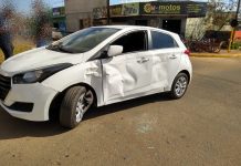 Duas vítimas são levadas ao hospital após colisão entre carro e moto em Vilhena