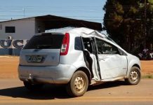 Carro tem lateral destruída após motorista bater em poste de energia na BR-174