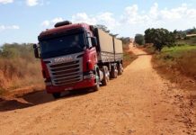 Em vídeos, vereador cobra das autoridades recomeço das obras de pavimentação na Estrada do Boi em Corumbiara