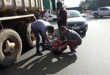 Em acidente, ciclista sofre profundo corte na cabeça ao bater em caminhão parado no centro de Vilhena