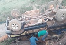 Caminhonete carregada com milho tomba na área rural de Colorado