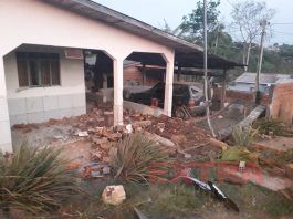 Homem perde controle de carro e destrói muro de casa em Colorado