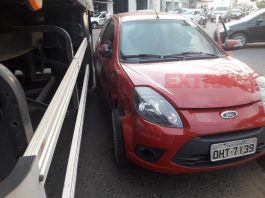 Carreta e carro de passeio se envolvem em acidente na rotatória do São José