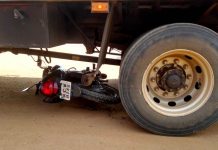 Motociclista sofre fratura exposta no joelho ao colidir com caminhão