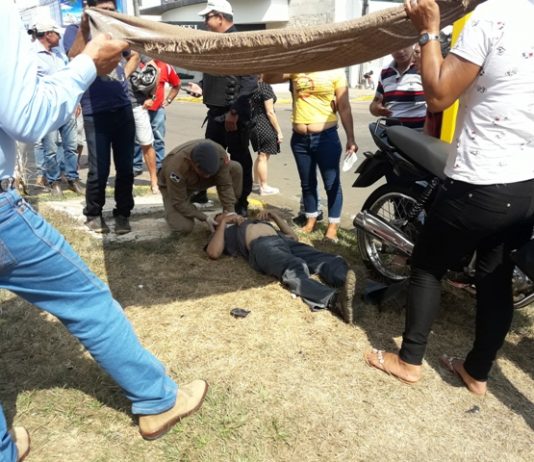 Corpo de Bombeiros socorre vítima de acidente entre carro e moto ao pronto-socorro do HRV