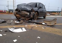 Motorista sofre possível fratura no nariz após bater em carreta que saía de pátio de posto de combustível em Vilhena