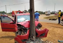 Carro colide com motoqueiro e acerta poste de energia em Vilhena