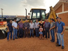 Em visita a Chupinguaia, deputado federal oficializa entrega de retroescavadeira