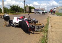 Carro e moto se envolvem em colisão e uma pessoa é socorrida ao hospital