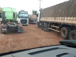 Usuários reclamam que caminhões estacionados na rua dificultam trafegabilidade próximo ao quartel da PM