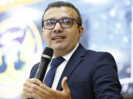 Alex Silva entrega voto de louvor em homenagem a policiais da Força Tática e Núcleo de Operações Aéreas de RO