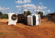 Caminhão basculante tomba durante serviço de terraplanagem em Colorado