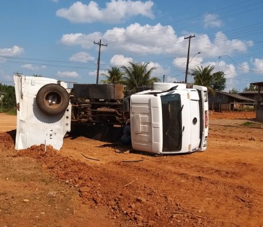 Caminhão basculante tomba durante serviço de terraplanagem em Colorado