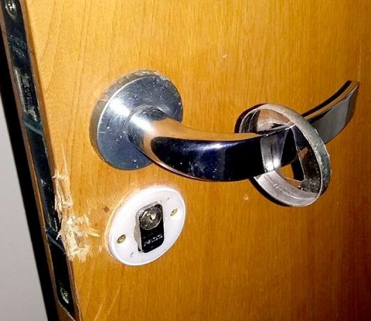 Armado com faca, ladrão arromba casa e tranca vítima no banheiro