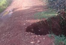 Cratera em estrada rural isola produtores em Corumbiara; vídeo