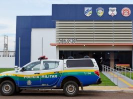 Pulando muro para tentar fugir, homem suspeito de vender drogas é detido pela PM