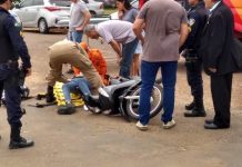 Mãe e filha são socorridas ao hospital após colisão entre carro e moto no Jardim América