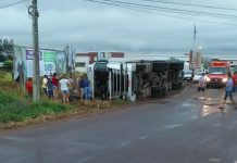 Motorista perde controle e tomba em rotatória na entrada da cidade de Cacoal; vídeo
