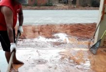 “Japonês foi mal-educado e grosseiro”, diz moradora que questionou alagamento de casa em rua que recebe obras de asfalto e foi parar no HR