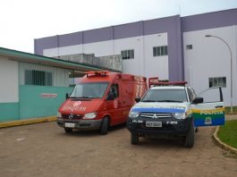 Motorista com sinais de embriaguez bate em motoqueira e foge deixando a vítima caída no chão