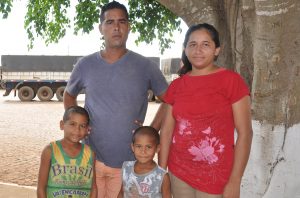 Resultado de imagem para Em busca de melhores condições, família venezuelana dorme no pátio de posto de combustível em RO