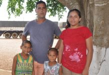 Em busca de melhores condições, família venezuelana dorme no pátio de posto de combustível em Vilhena