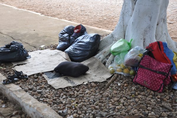Resultado de imagem para Em busca de melhores condições, família venezuelana dorme no pátio de posto de combustível em RO