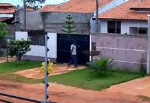 Veja vídeo de ladrão invadindo casa, furtando bicicleta e botija de gás