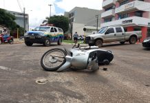 Choque entre carro e moto deixa motoqueiro com lesão no tornozelo no centro de Vilhena