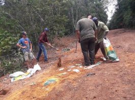 VÍDEO: sitiantes de Vilhena fazem mutirão para recuperar estrada e desabafam: “prefeito pediu voto, elegeu e nos abandonou”