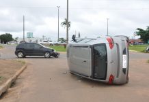 Acidente no centro deixa veículo tombado no meio de avenida