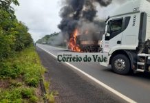 BR-364: carreta carregada de tinta pega fogo próximo de Pimenta Bueno; vídeo